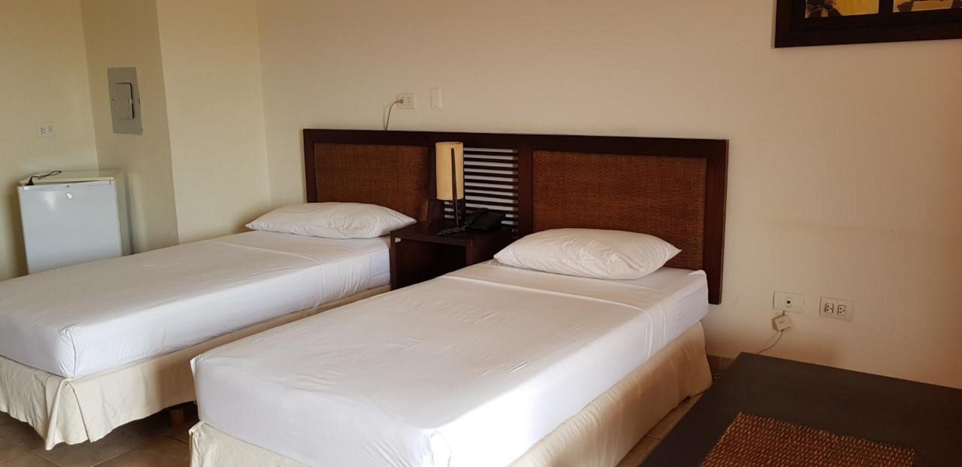 family suite, 3 bedrooms, non smoking | 2 bedrooms, bed sheets