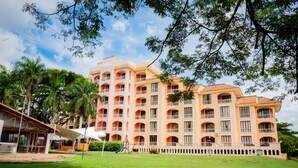 A multi-story hotel with a central courtyard, balconies, and a playground area. - Hotel Peñon Suites (Girardot)