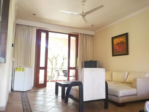 40-inch plasma TV with cable channels, TV - Hotel Peñon Suites (Girardot)