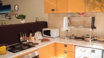 Een koelkast, een microgolfoven, een oven, een kookplaat