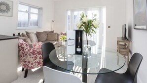 Whitehouse Apartments-Apartment C  | In-room dining - Whitehouse Apartments- Apartment C (York)