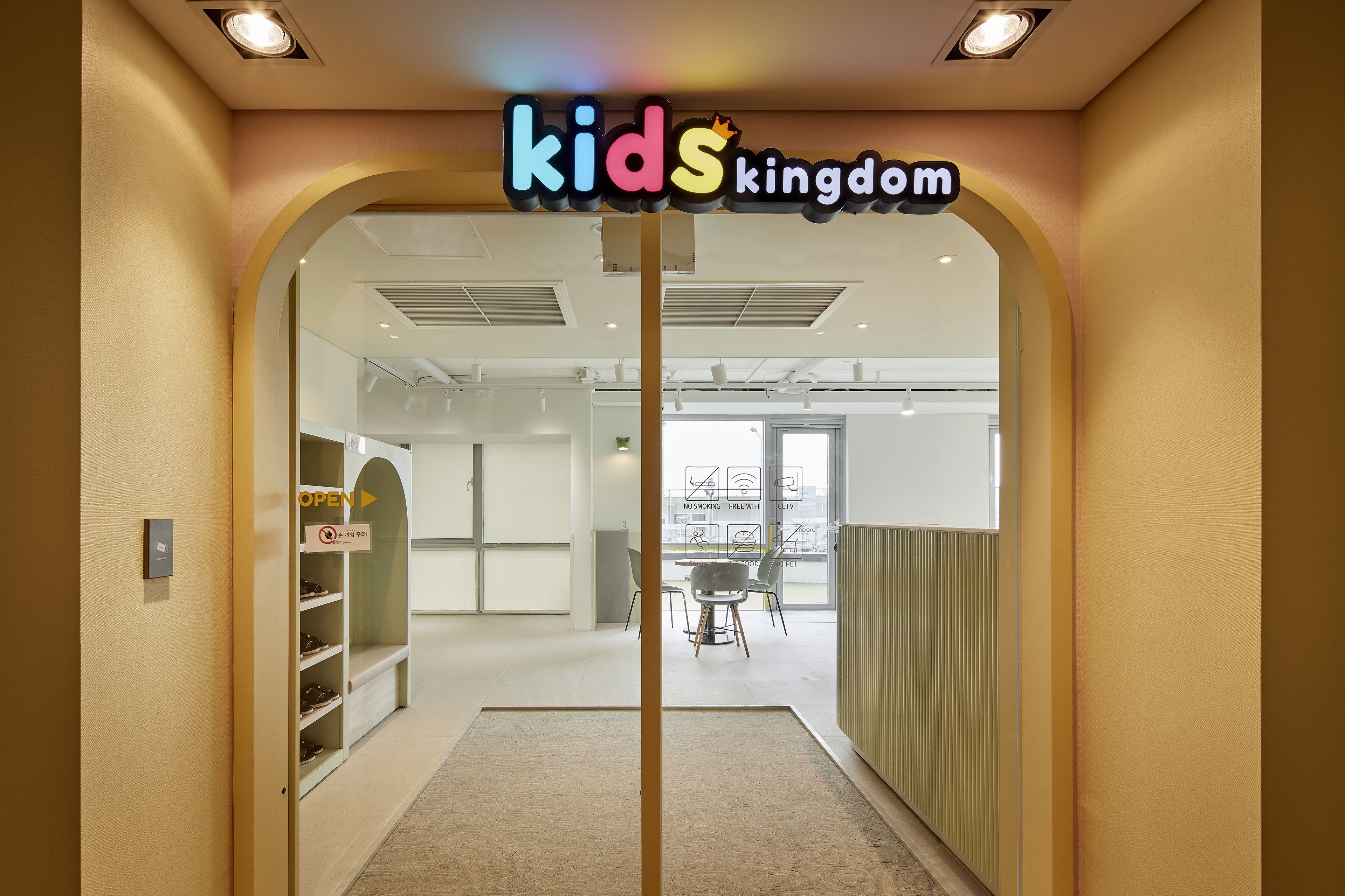 Vista del interior de una zona de juegos infantiles, con un cartel que dice "kids kingdom".