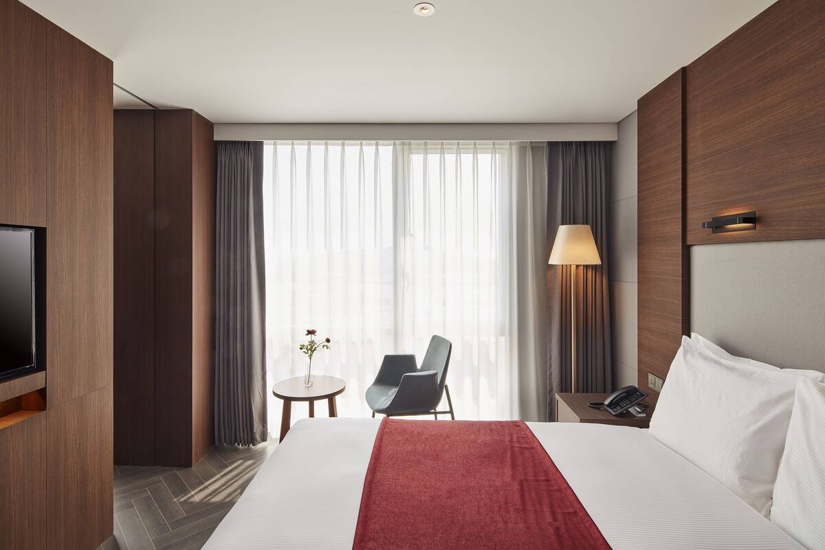 1 bedroom, premium bedding, down duvets, in-room safe