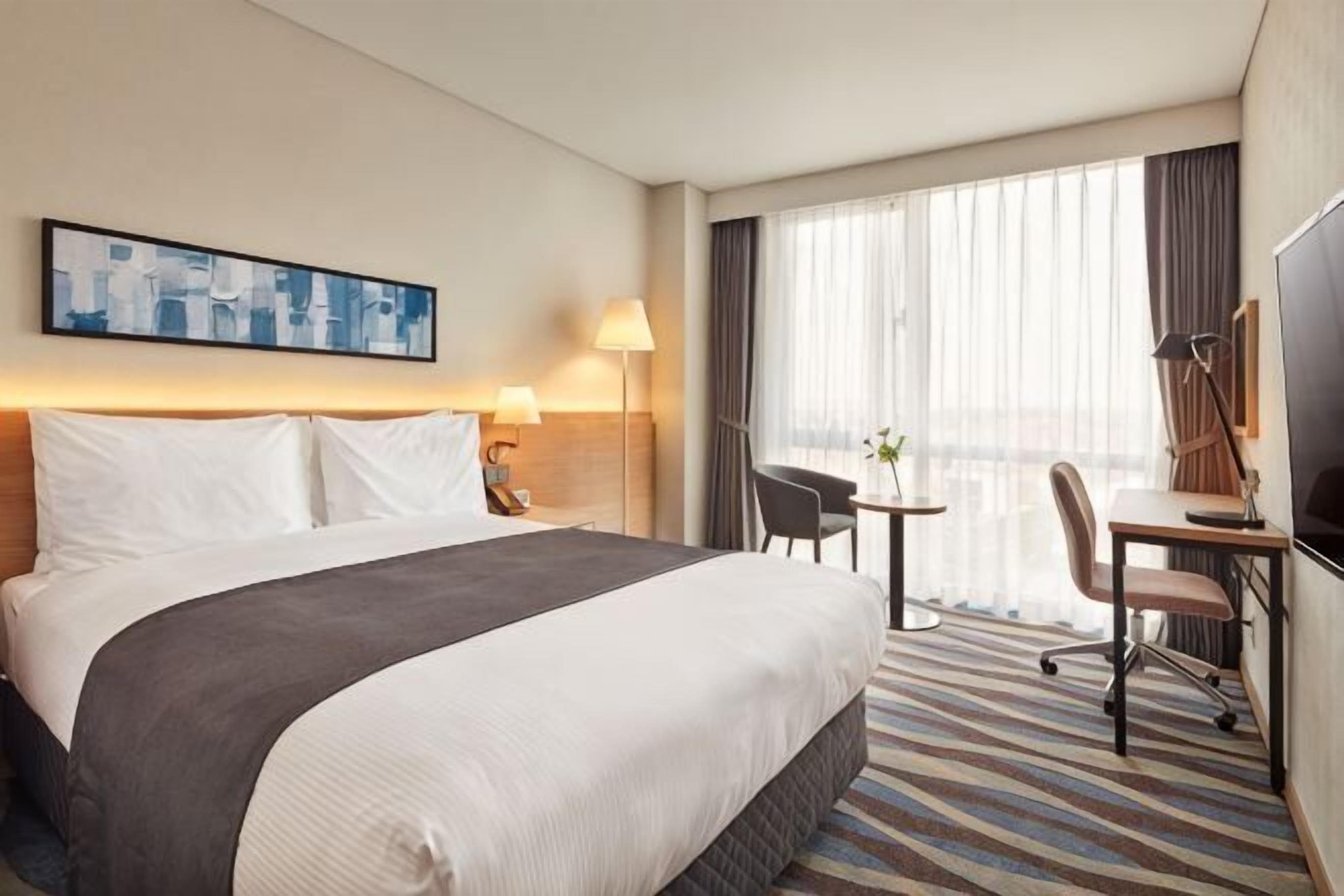 1 bedroom, premium bedding, down comforters, in-room safe