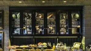 Un aparador de buffet amb diversos plats i elements de vidre.