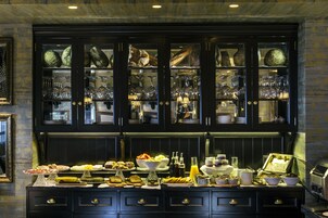 Daily continental breakfast (EUR 12 per person)