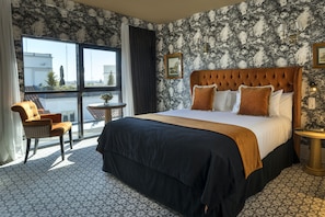 Premium dubbelrum eller tvåbäddsrum | Värdeförvaringsskåp på rummet, skrivbord och arbetsyta för laptop