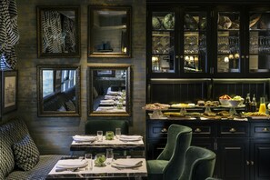 Päivittäinen mannermainen aamiainen (12 EUR per henkilö)