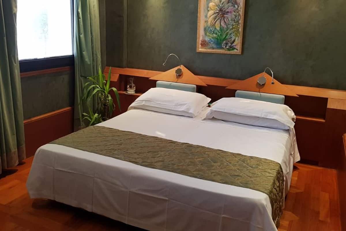 1 bedroom, Frette Italian sheets, premium bedding, down duvets