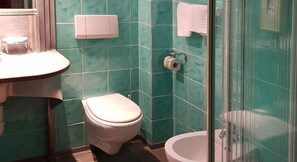 Ducha, secador de pelo, pantuflas, bidet