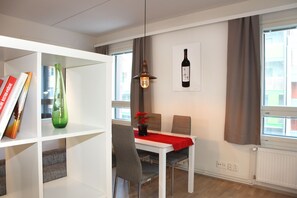 Full-size fridge, microwave, oven, stovetop - DP Apartments Vaasa (Vaasa)