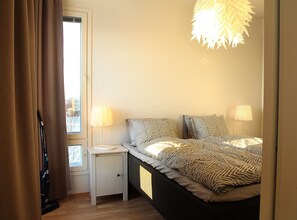 1 間臥室、書桌、筆電工作空間、遮光布/窗簾