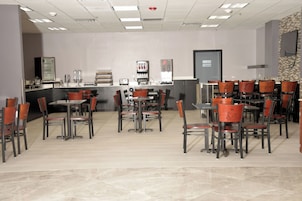 Café da manhã com buffet grátis todos os dias