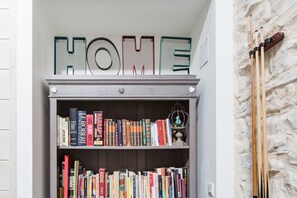 Library - Au Caprice de L'Atre (Tonnoy)