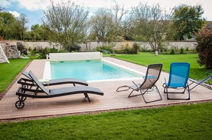 Piscine extérieure (ouverte en saison), parasols de plage