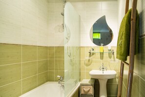 Family Room (Nature Zen) | Bathroom | Hair dryer, towels - Au Caprice de L'Atre (Tonnoy)