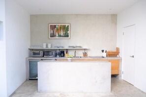 Grand réfrigérateur, micro-ondes, plaque de cuisson