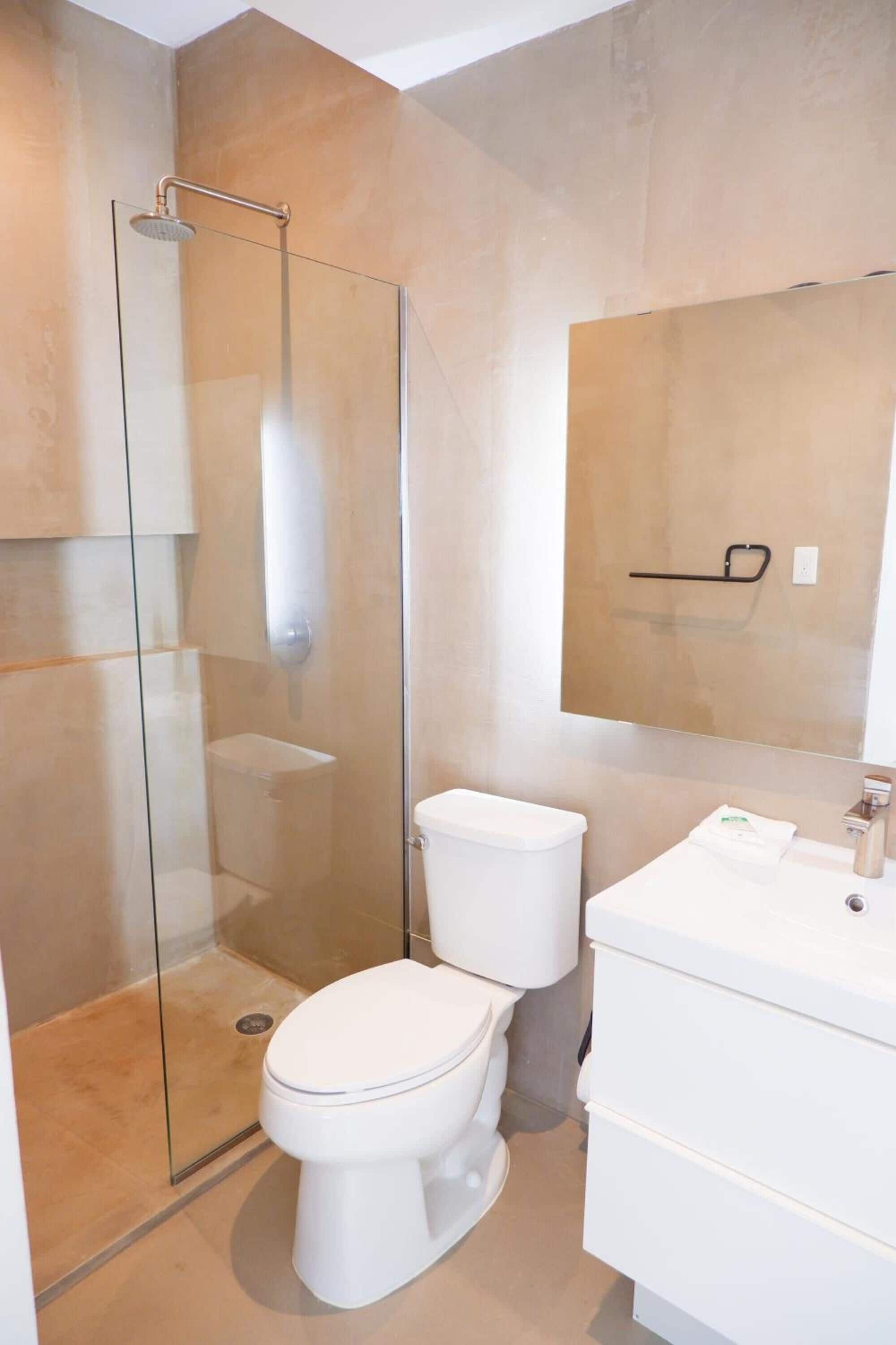 shower, hydromassage showerhead, free toiletries, towels