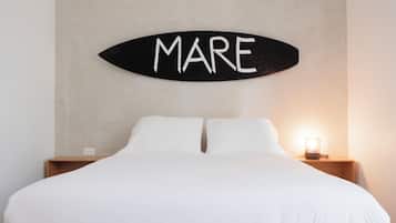 Tabla de planchar con plancha, wifi gratis y ropa de cama