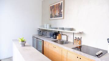 Refrigerador con freezer, microondas, placa de cocina, cafetera/tetera