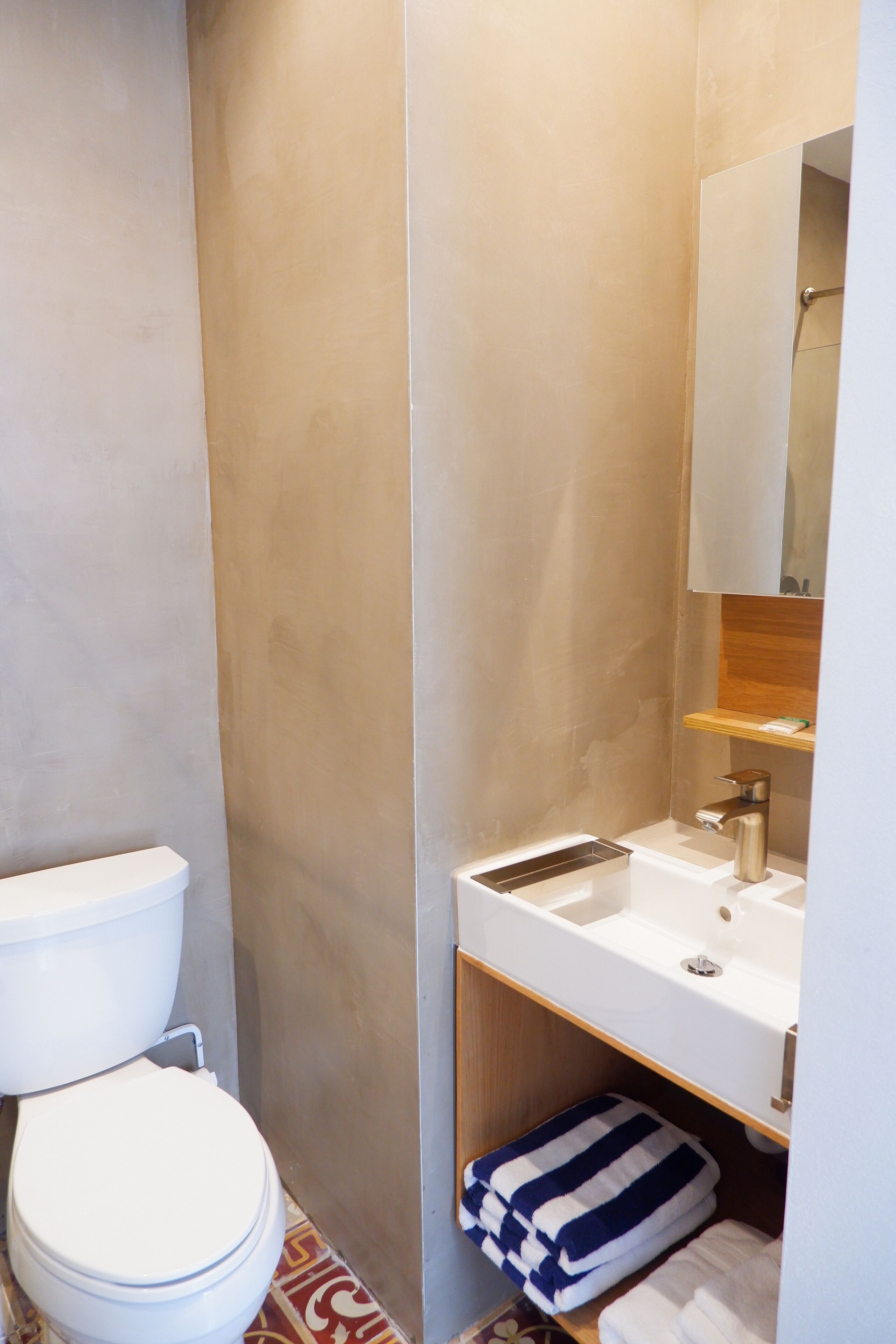 shower, hydromassage showerhead, free toiletries, towels