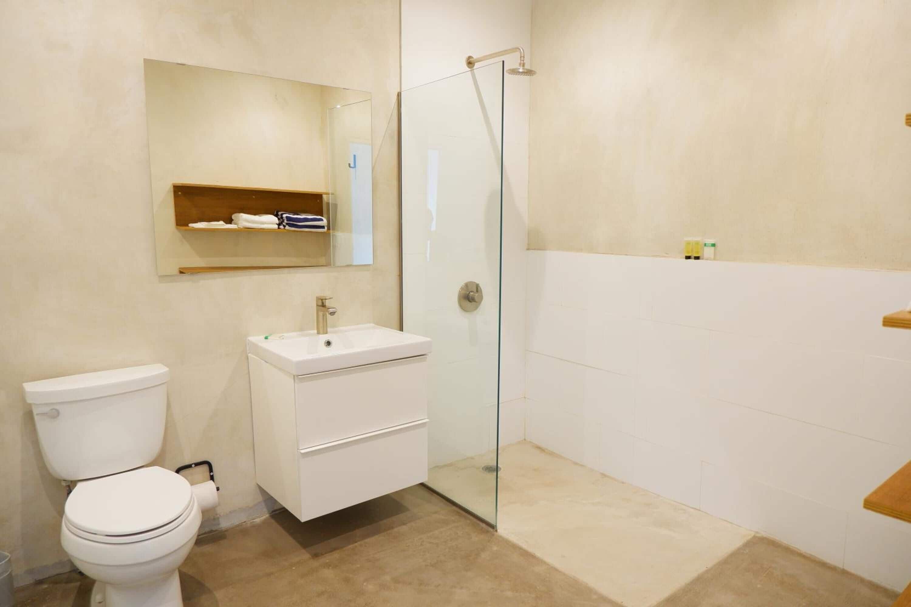 shower, hydromassage showerhead, free toiletries, towels