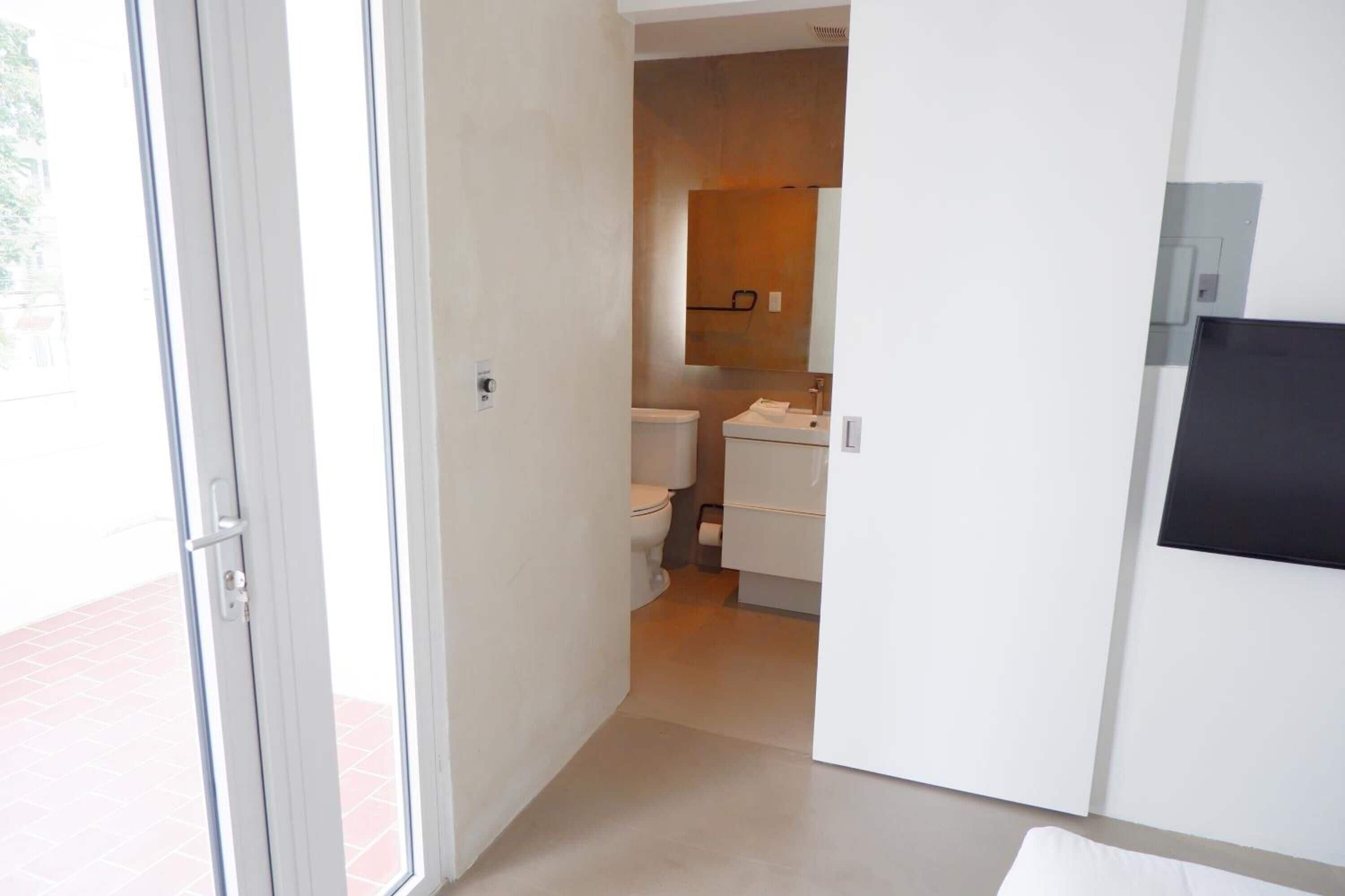 shower, hydromassage showerhead, free toiletries, towels