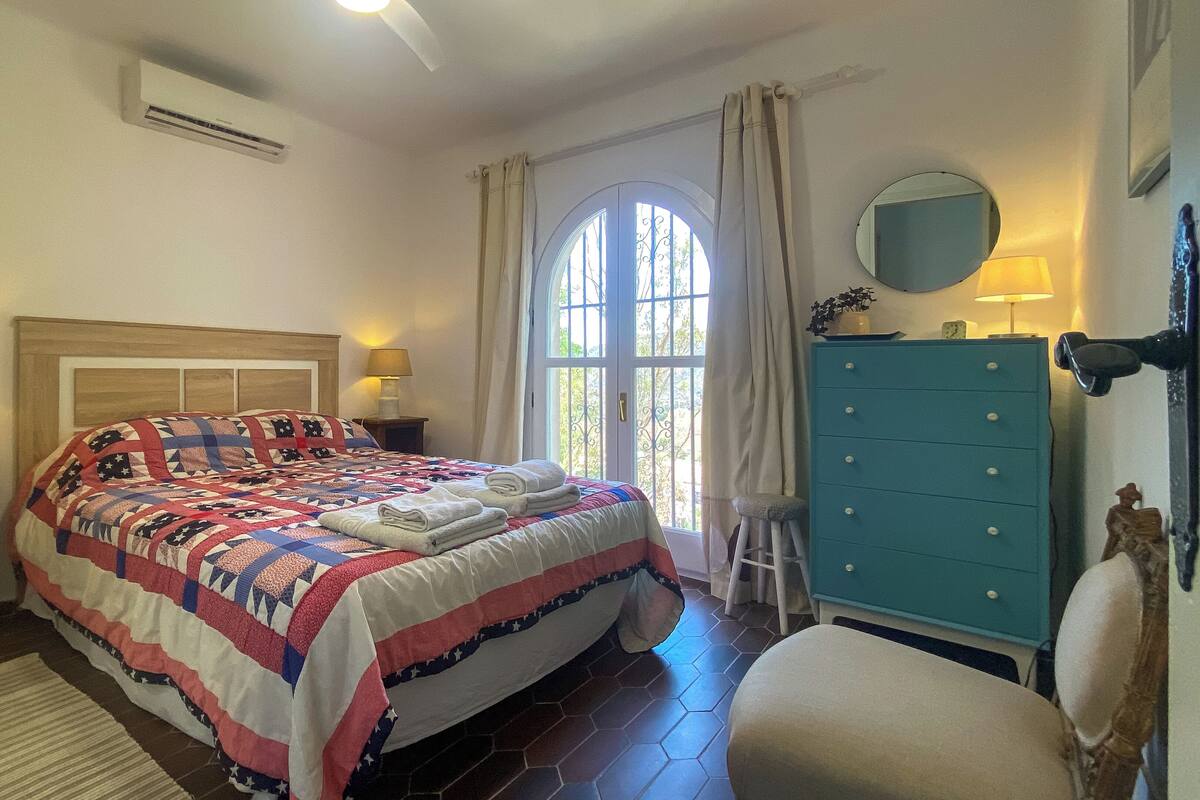 Deluxe Suite, Mountain View | Blackout curtains, free WiFi, bed sheets