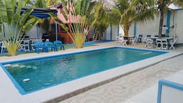 2 albercas al aire libre