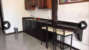 Bungalow familiar, para no fumadores, vista a la alberca | Cocina privada
