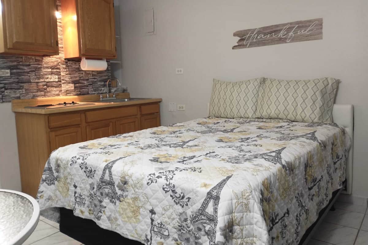 Traditional Studio | Iron/ironing board, free WiFi, bed sheets