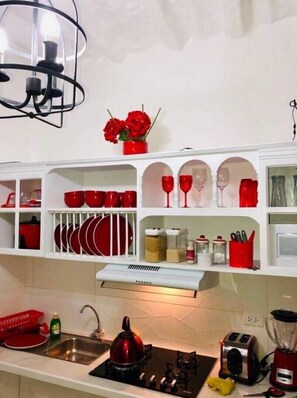 Kühlschrank, Mikrowelle, Wasserkocher mit Kaffee-/Teezubehör, Toaster