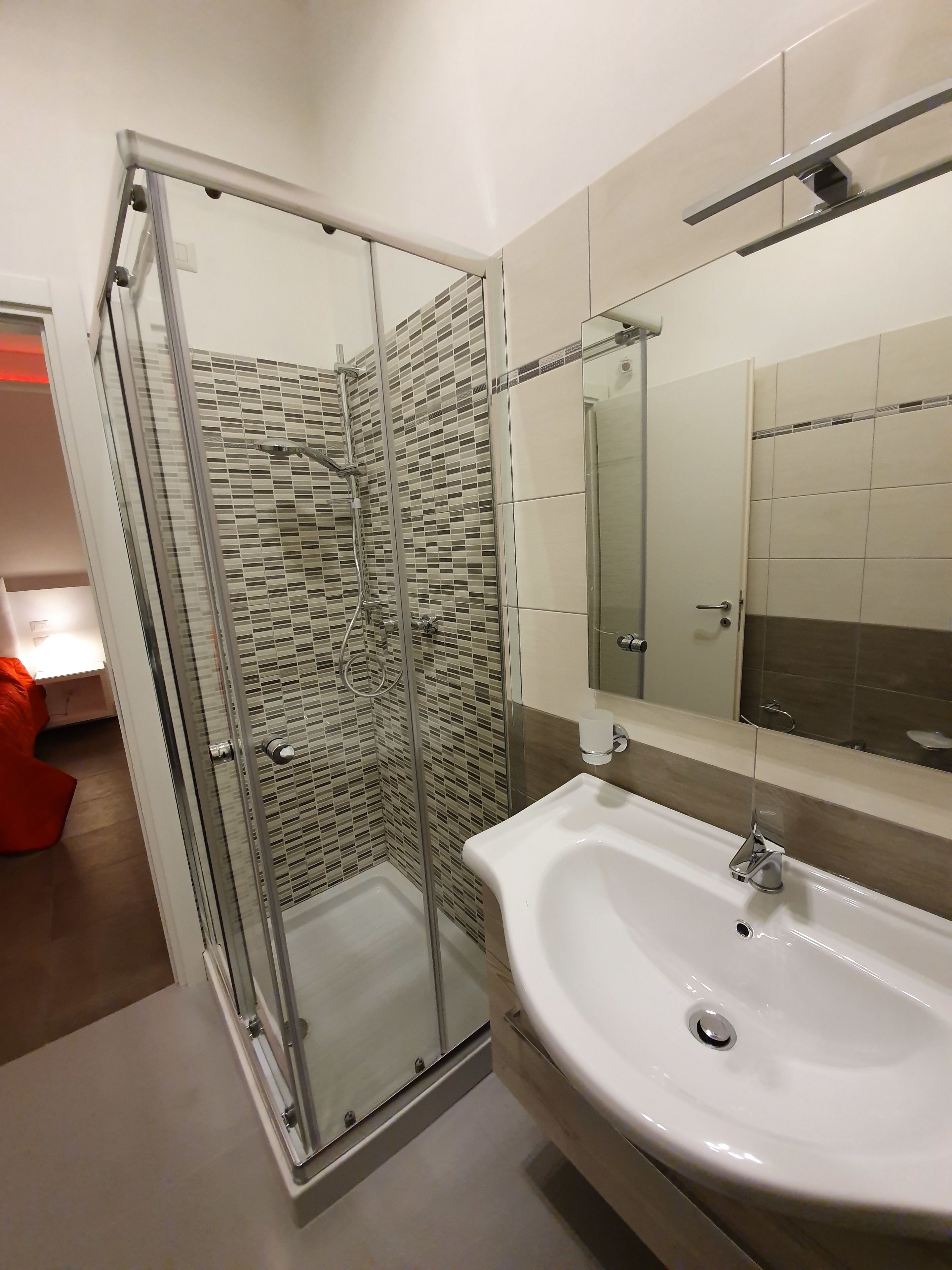 Douche, sèche-cheveux, bidet, serviettes fournies
