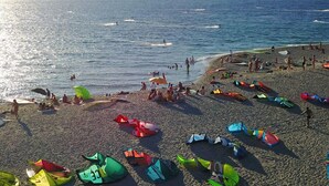 A beach with people, kites, and surfboards. - Fantasia B&B (Reggio Calabria)