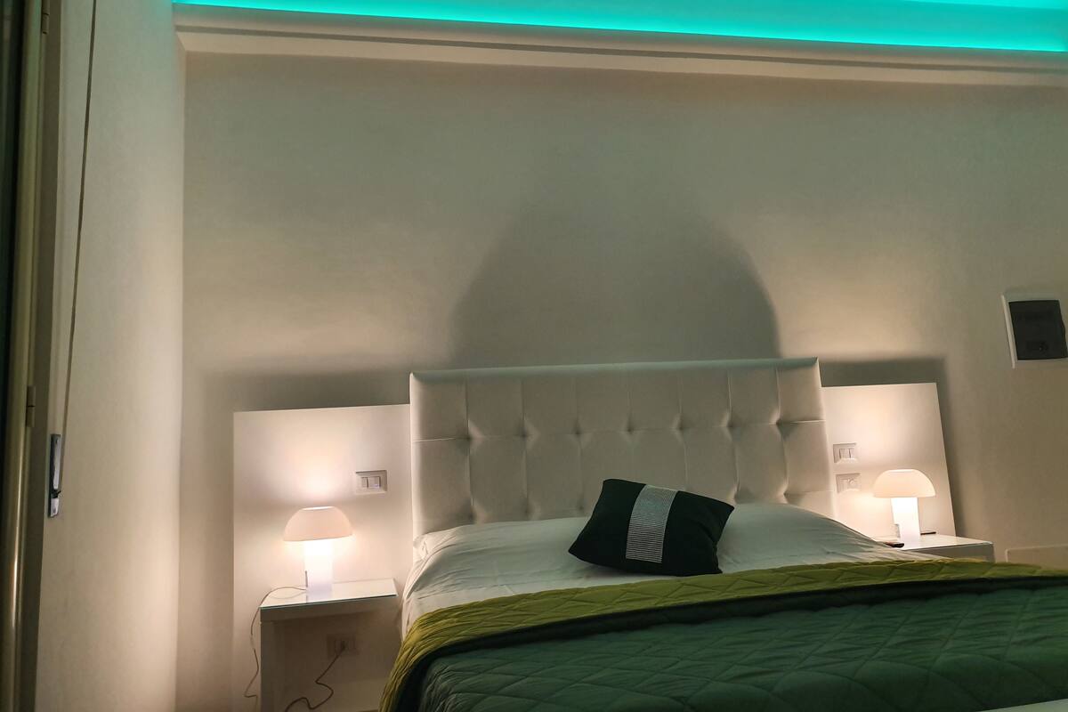 Dobbeltrom – exclusive, 1 queensize-seng | Safe på rommet, lydisolert, wi-fi (inkludert) og individuelt innredet