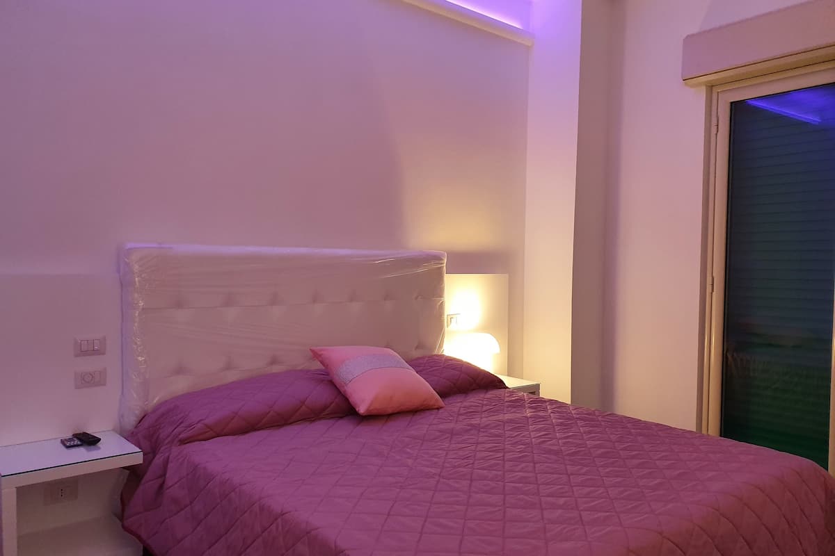 Dobbeltrom – exclusive, 1 queensize-seng | Safe på rommet, lydisolert, wi-fi (inkludert) og individuelt innredet