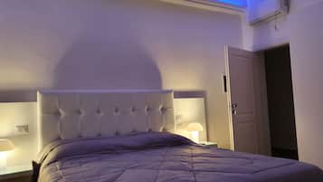 Habitación doble exclusiva, 1 cama Queen size | Caja de seguridad en la habitación, muebles diferentes y insonorización
