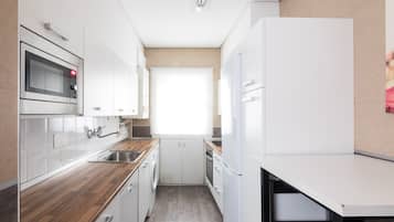 Fridge, microwave, dishwasher, coffee/tea maker
