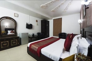 Chambre Deluxe double, 1 très grand lit | Accès au Wi-Fi (inclus)