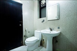 Deluxe Double Room, 1 King Bed | Bathroom