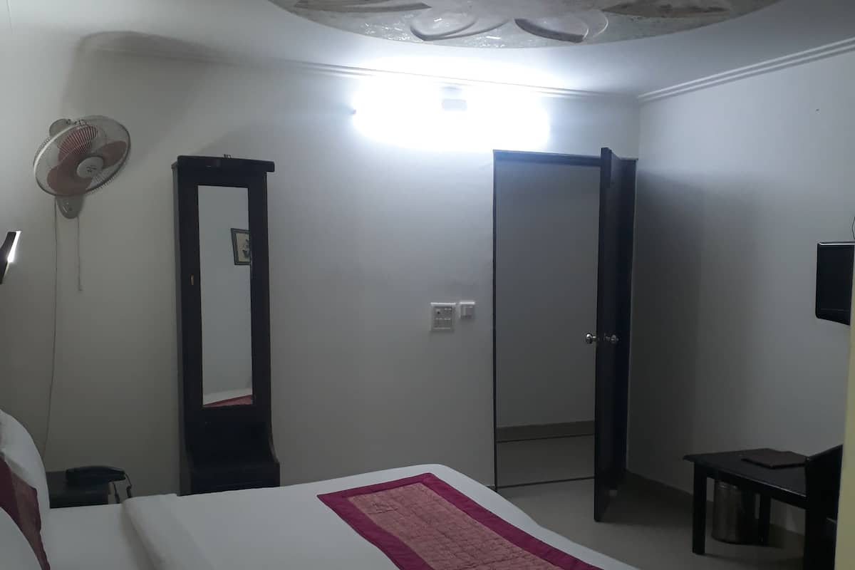 Deluxe Double Room, 1 King Bed | Free WiFi