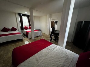 Quarto quádruplo conforto, várias camas, para não fumantes, vista para o pátio | Roupas de cama antialérgicas, escrivaninha