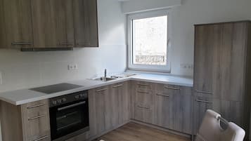 Full-sized fridge, oven, stovetop, dishwasher