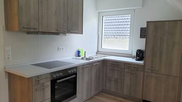 Apartment 3 | Bếp riêng | Tủ lạnh, lò nướng, bếp nấu, máy rửa bát