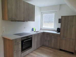Apartment 3 | Private kitchen | Full-size fridge, oven, stovetop, dishwasher - Boardinghouse Arnsberg (Arnsberg)