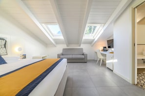 Deluxe Family Suite | Minibar, in-room safe, individually decorated, individually furnished