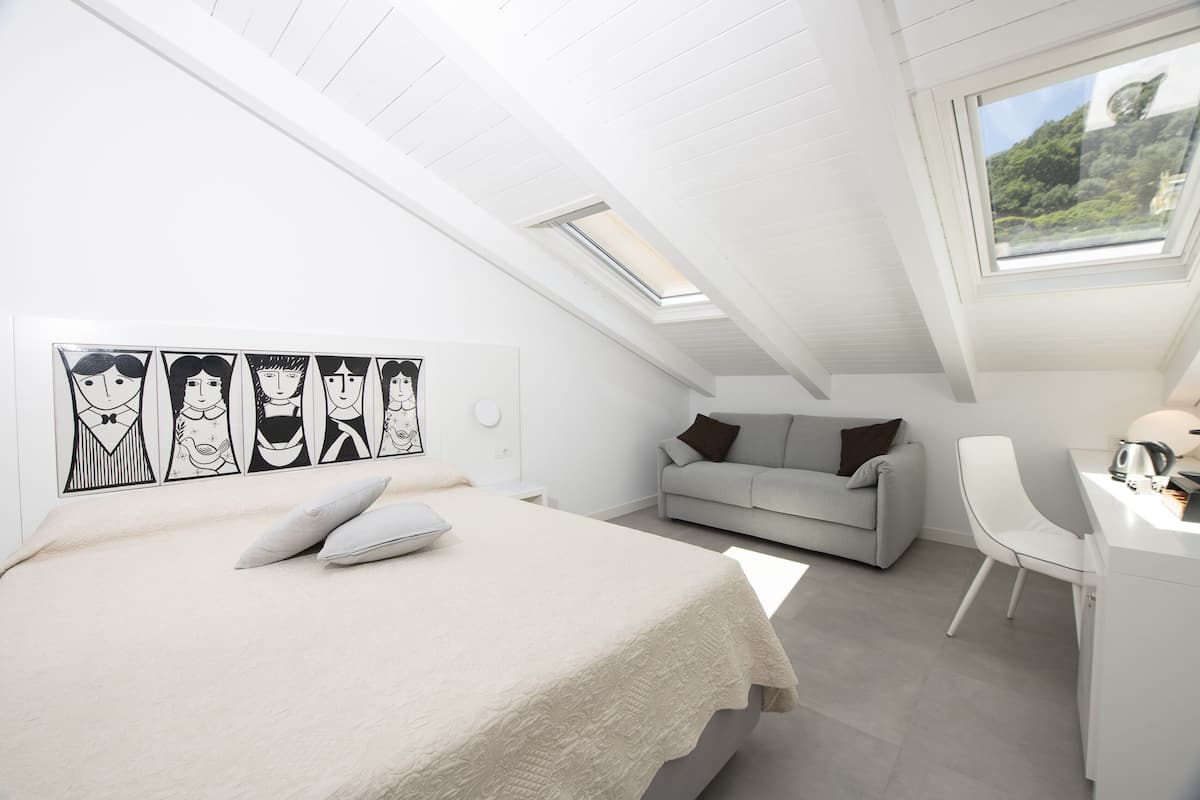 Deluxe Family Suite | 1 bedroom, minibar, in-room safe, individually decorated