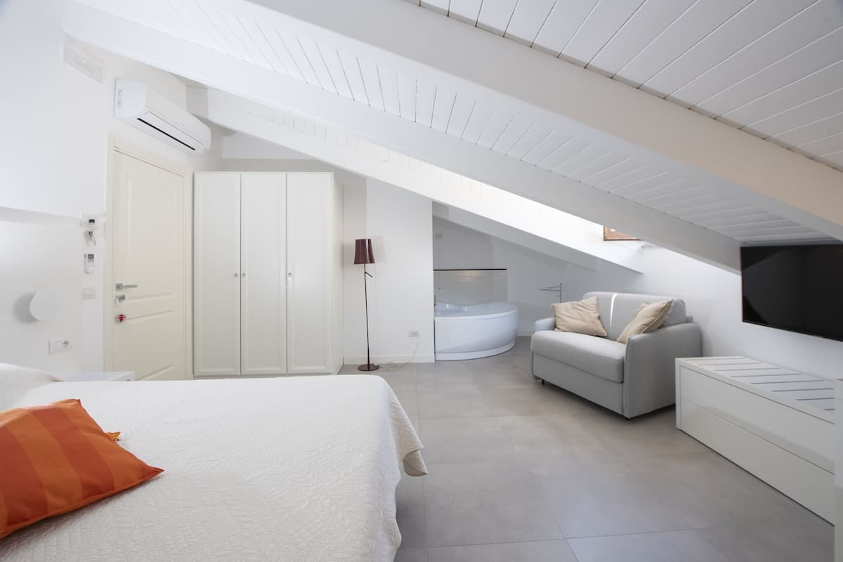 Deluxe Suite, Jetted Tub | 1 bedroom, minibar, in-room safe, individually decorated