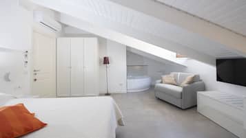 Deluxe Suite, Jetted Tub | 1 bedroom, minibar, in-room safe, individually decorated