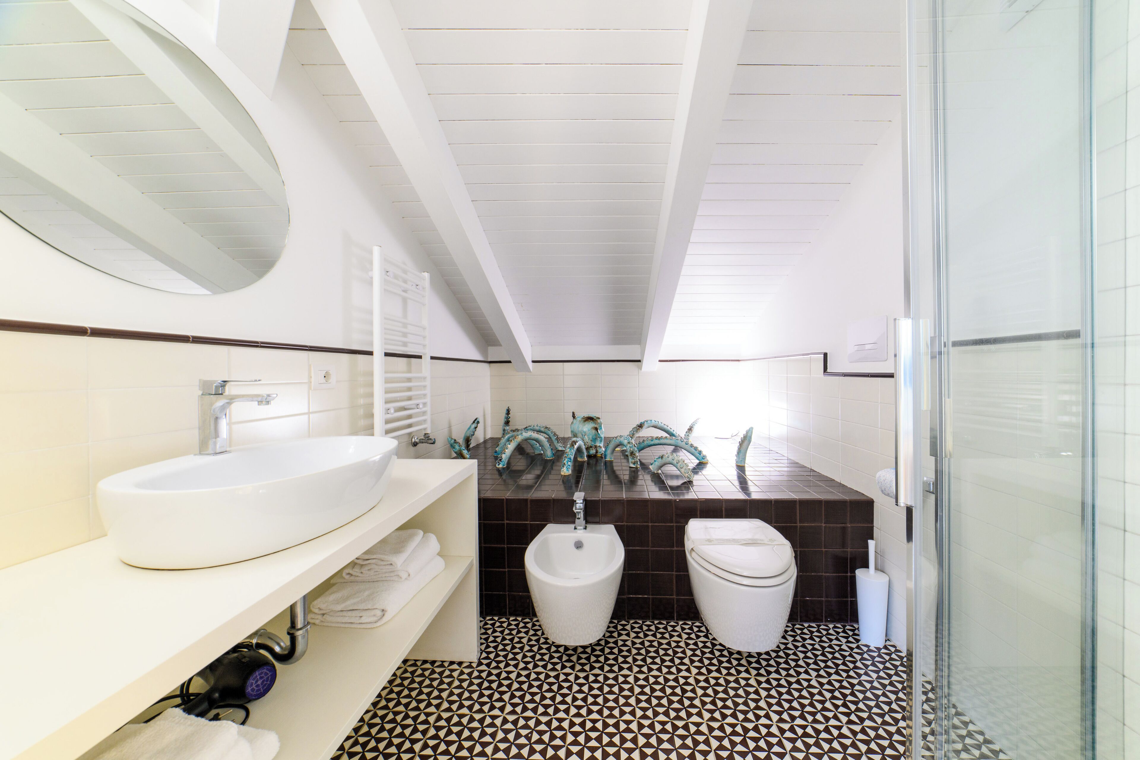 Suite Deluxe, idromassaggio | Bagno | Set di cortesia gratuito, asciugacapelli, bidet